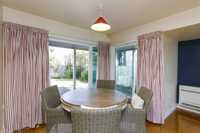 Photo of property in 27 Springdale Grove, Fitzherbert, Palmerston North, 4410