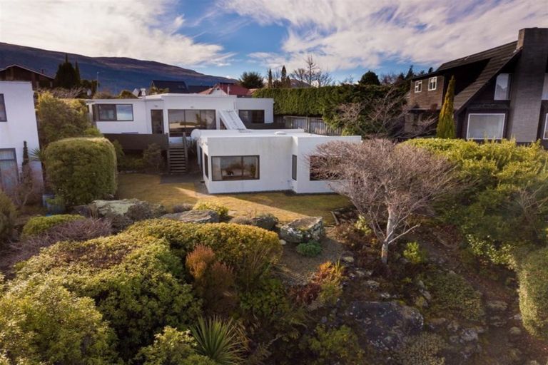 Photo of property in 56 Cedar Drive, Kelvin Heights, Queenstown, 9300