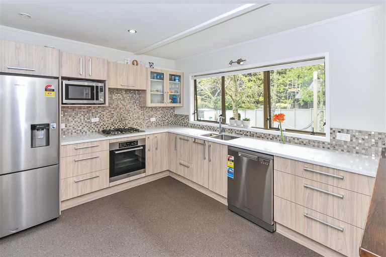 Photo of property in 24 Deodar Place, Totara Heights, Auckland, 2105