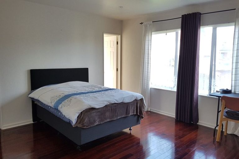 Photo of property in 2 Graham Collins Drive, Windsor Park, Auckland, 0632