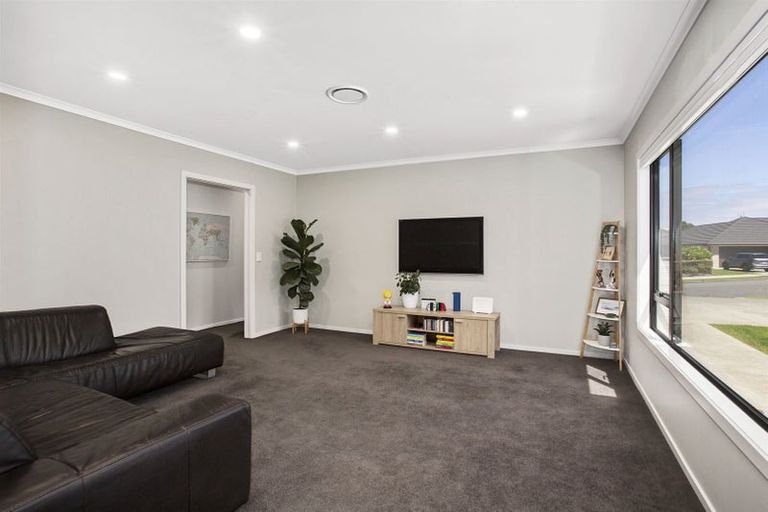 Photo of property in 32 Mo Street, Camborne, Porirua, 5026