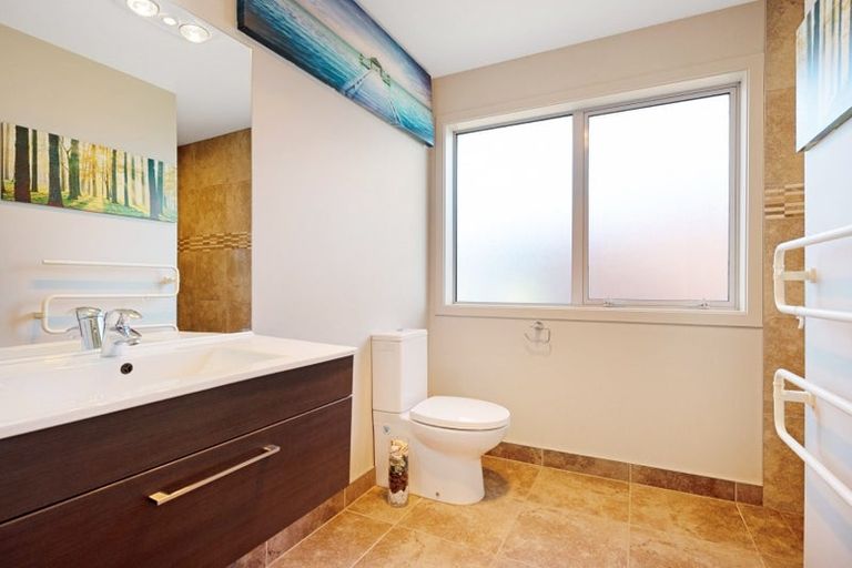 Photo of property in 52 Tamworth Crescent, Newlands, Wellington, 6037