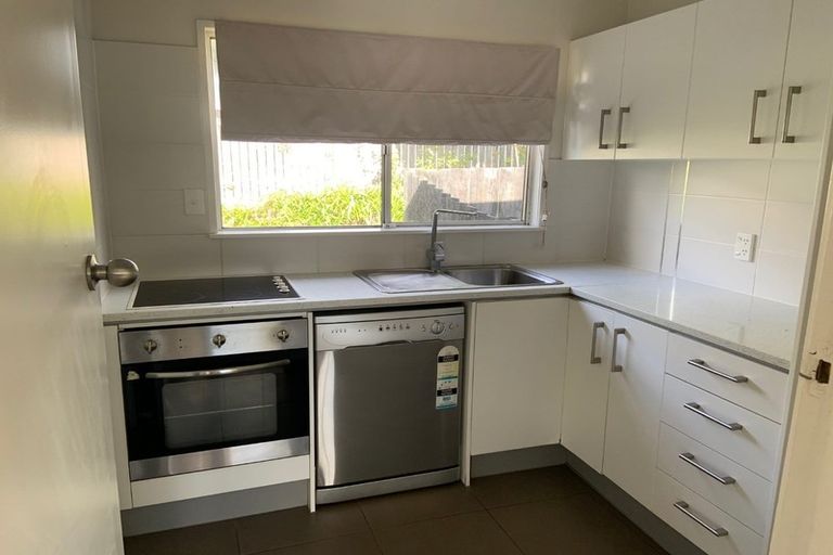 Photo of property in 2/26 Ludlow Terrace, Totara Vale, Auckland, 0627