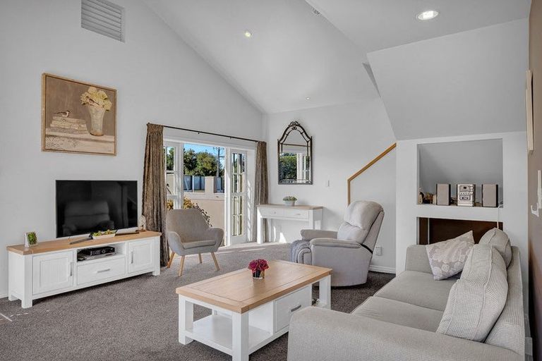 Photo of property in 66 Yeovil Road, Te Atatu Peninsula, Auckland, 0610