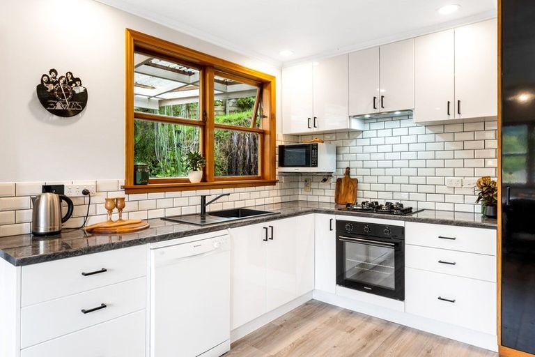 Photo of property in 18 Pinehaven Road, Pinehaven, Upper Hutt, 5019