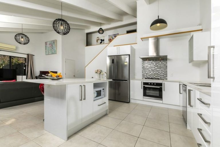 Photo of property in 9 Heatherleigh Rise, Northcross, Auckland, 0632