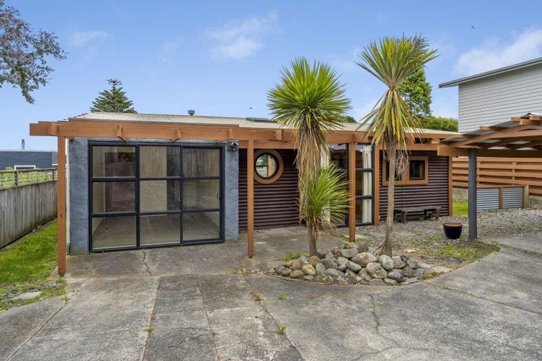 Photo of property in 102a Seaview Road, Paraparaumu Beach, Paraparaumu, 5032