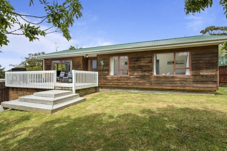 Photo of property in 3 Lorena Place, West Harbour, Auckland, 0618