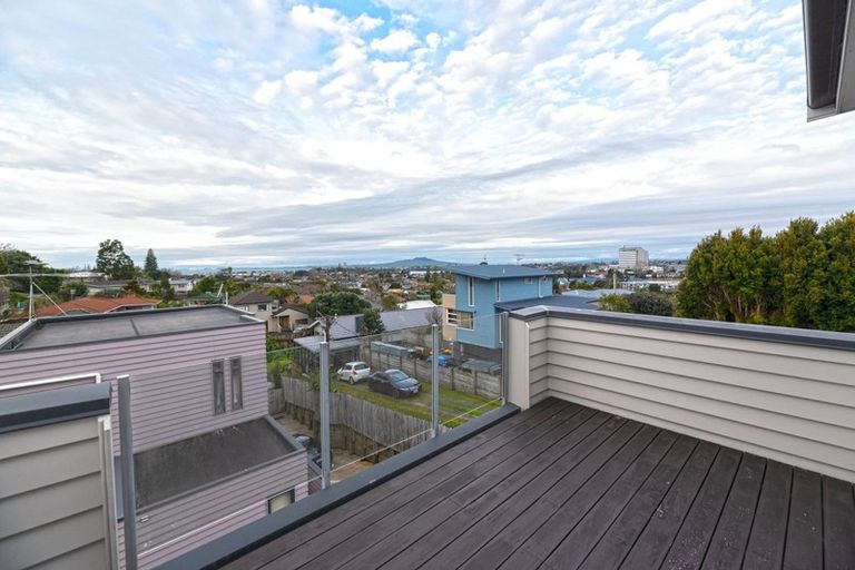 Photo of property in 45 Forrest Hill Road, Milford, Auckland, 0620