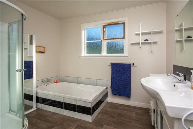 Photo of property in 27 Oxford Street, Picton, 7220