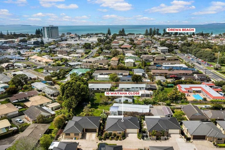 Photo of property in 10 Waitaha Close, Orewa, 0931