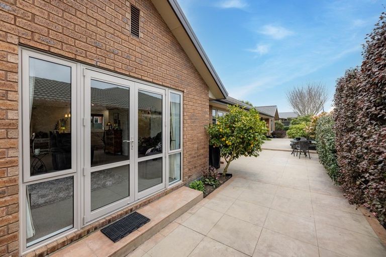 Photo of property in 92 Willowview Drive, Redwood, Christchurch, 8051