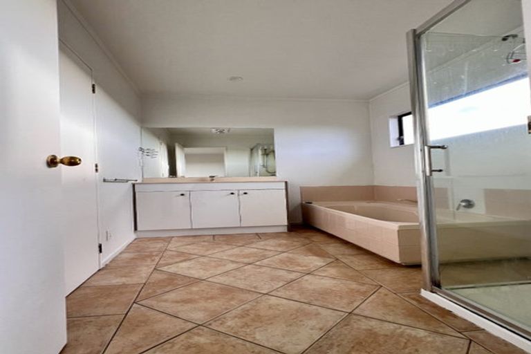 Photo of property in 8a Eske Place, Highland Park, Auckland, 2010