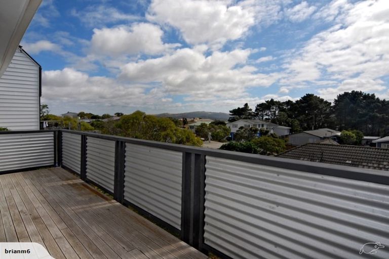 Photo of property in 7a Cheyne Walk, Newlands, Wellington, 6037