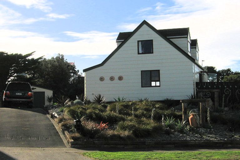 Photo of property in 3 Oratia Street, Waikanae Beach, Waikanae, 5036