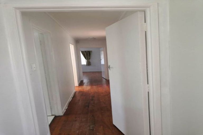 Photo of property in 30 Kingdale Road, Henderson, Auckland, 0610