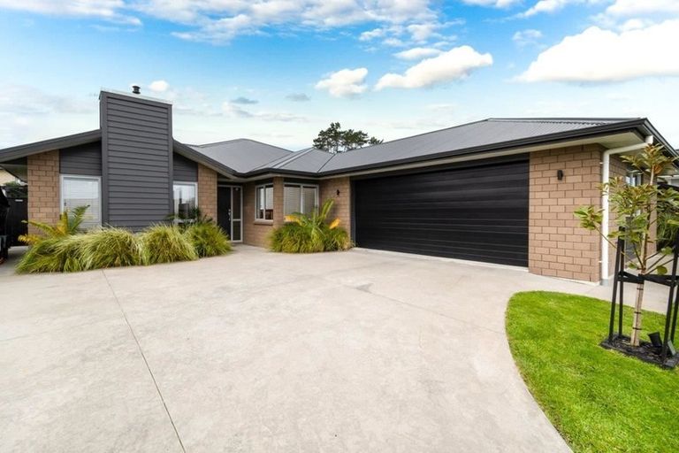Photo of property in 17 Eric Farley Drive, Kumeu, 0810