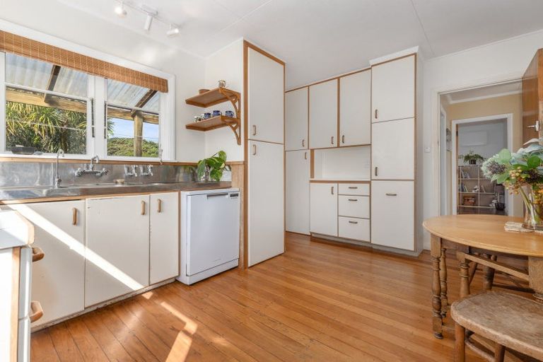 Photo of property in 166 Wellington Road, Paekakariki, 5034