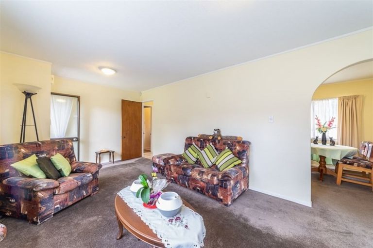 Photo of property in 2/303a Great North Road, Henderson, Auckland, 0612