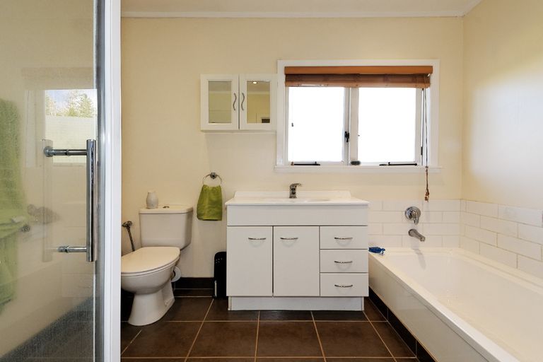 Photo of property in 79 La Rosa Street, Green Bay, Auckland, 0604