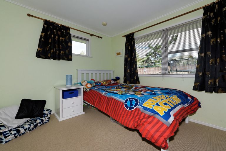 Photo of property in 79 La Rosa Street, Green Bay, Auckland, 0604