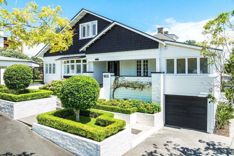 Property details for 1a Glen Road, Stanley Point, Auckland, 0624