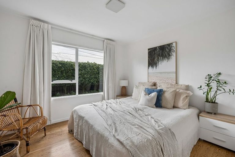 Photo of property in 2/7 Hanlon Crescent, Narrow Neck, Auckland, 0624