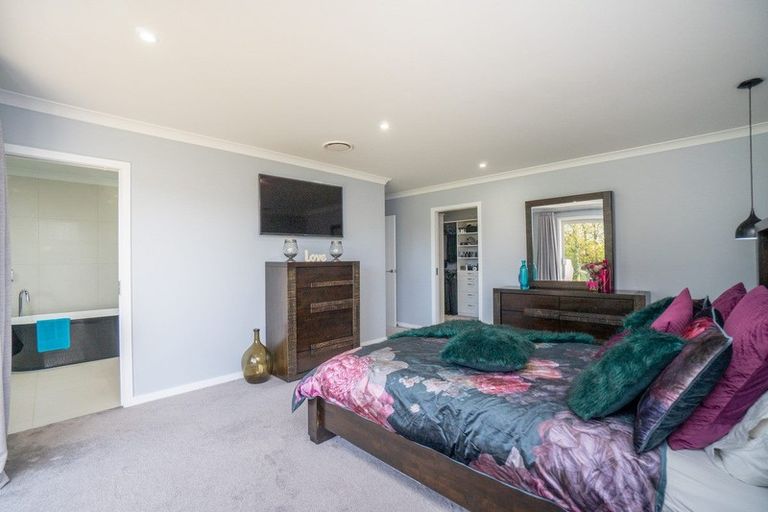 Photo of property in 2 Tutakarae Road, Kelvin Grove, Palmerston North, 4470