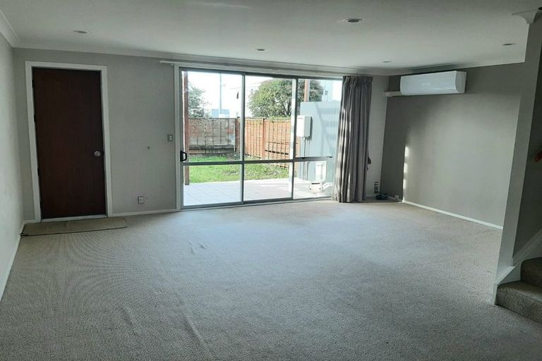 Photo of property in 9b Clearwater Cove, West Harbour, Auckland, 0618