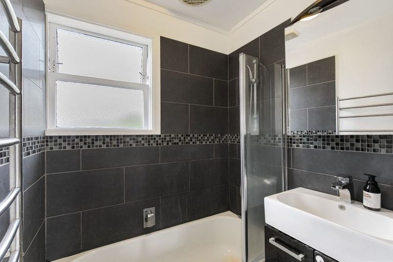 Photo of property in 60 Lauderdale Road, Birkdale, Auckland, 0626