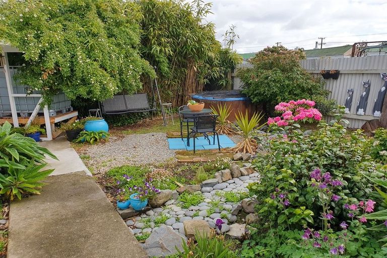 Photo of property in 4 Holmes Street, Waimate, 7924