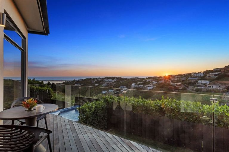 Photo of property in 17 Drayton Drive, Mount Pleasant, Christchurch, 8081