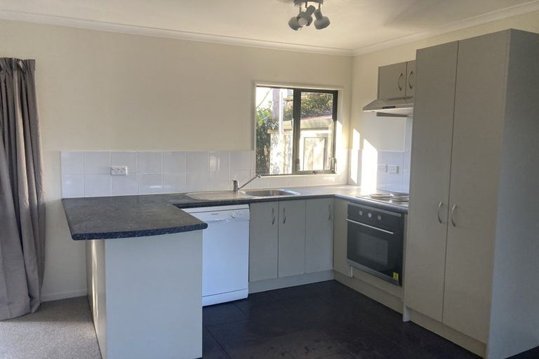 Photo of property in 102 Kemp Road, Massey, Auckland, 0614