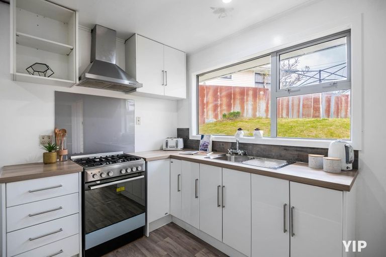 Photo of property in 1b Link Road, Newlands, Wellington, 6037