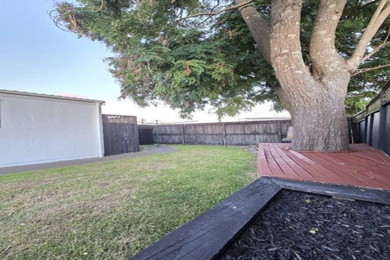 Photo of property in 14 Waimana Road, Conifer Grove, Takanini, 2112
