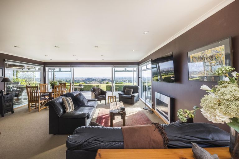 Photo of property in 38 Titirangi Drive, Fitzherbert, Palmerston North, 4471