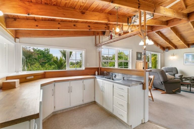 Photo of property in 207 Woodlands Park Road, Titirangi, Auckland, 0604