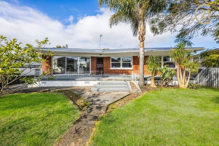 Photo of property in 3 Halberg Street, Papakura, 2110