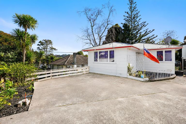 Photo of property in 16 Parrs Cross Road, Henderson, Auckland, 0612