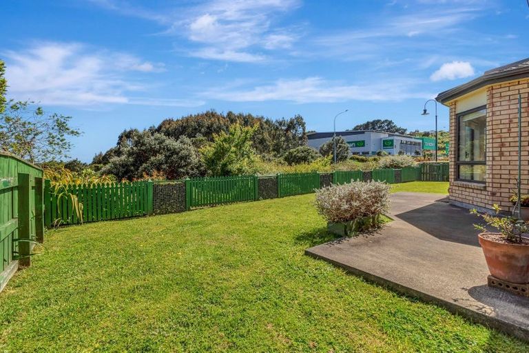 Photo of property in 13 Greenstone Place, Aotea, Porirua, 5024