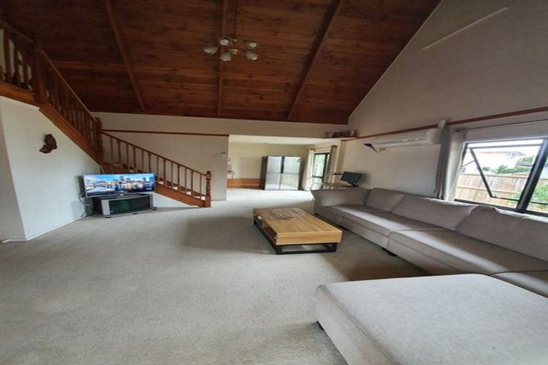 Photo of property in 2/1 Bamboo Grove, Kelston, Auckland, 0602