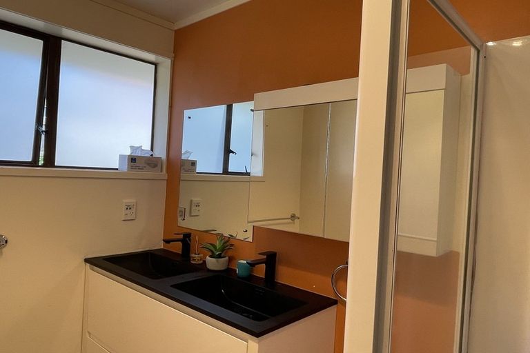 Photo of property in 1/16a Camrose Place, Glenfield, Auckland, 0629