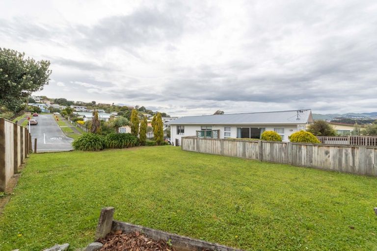 Photo of property in 25 Gloaming Hill, Titahi Bay, Porirua, 5022