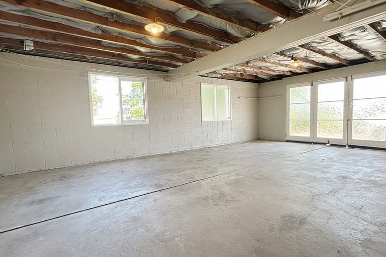 Photo of property in 2/90 Te Atatu Road, Te Atatu South, Auckland, 0610