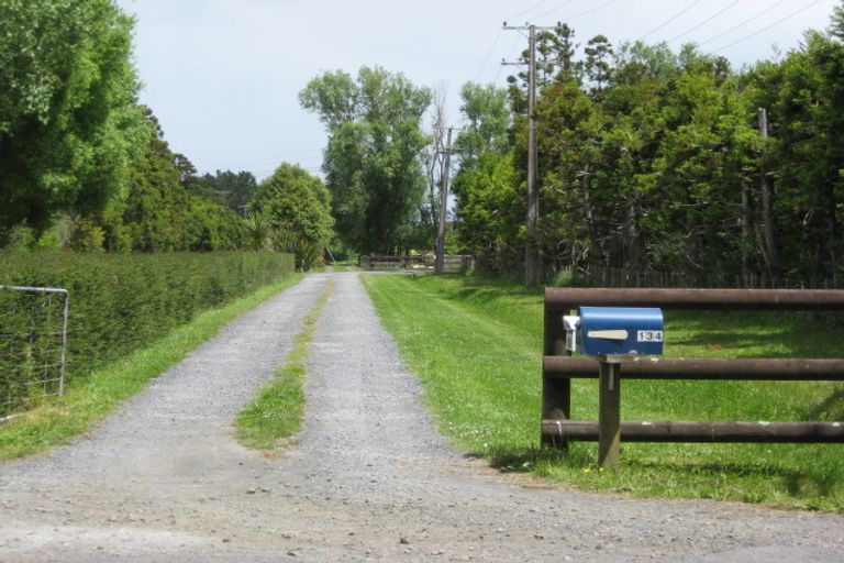 Photo of property in 134 Boord Crescent, Kumeu, 0891