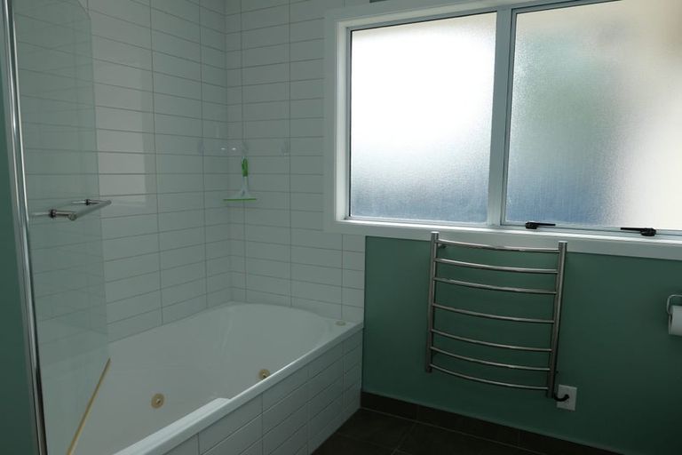 Photo of property in 4 Tawa Street, Waikanae, 5036