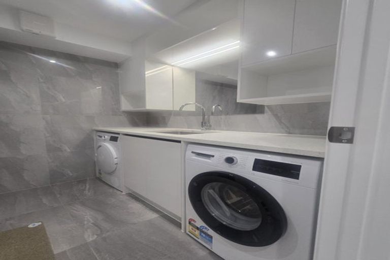 Photo of property in 1 Bartells Drive, Goodwood Heights, Auckland, 2105