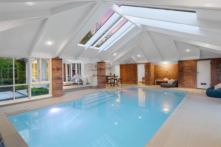 Photo of property in 168 Fendalton Road, Fendalton, Christchurch, 8052