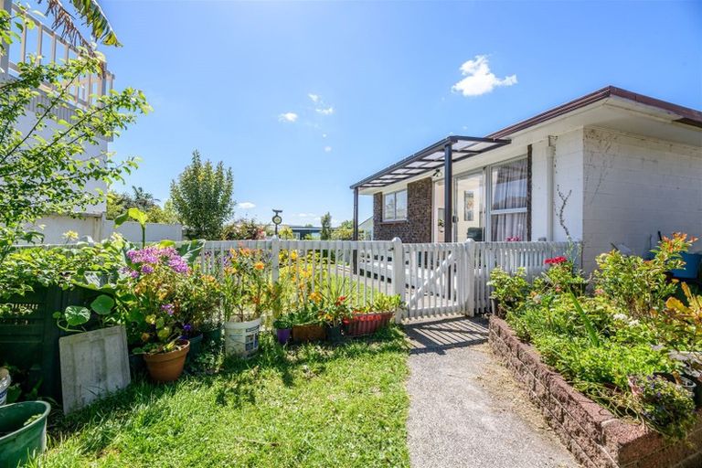 Photo of property in 2/27 Spence Road, Henderson, Auckland, 0612