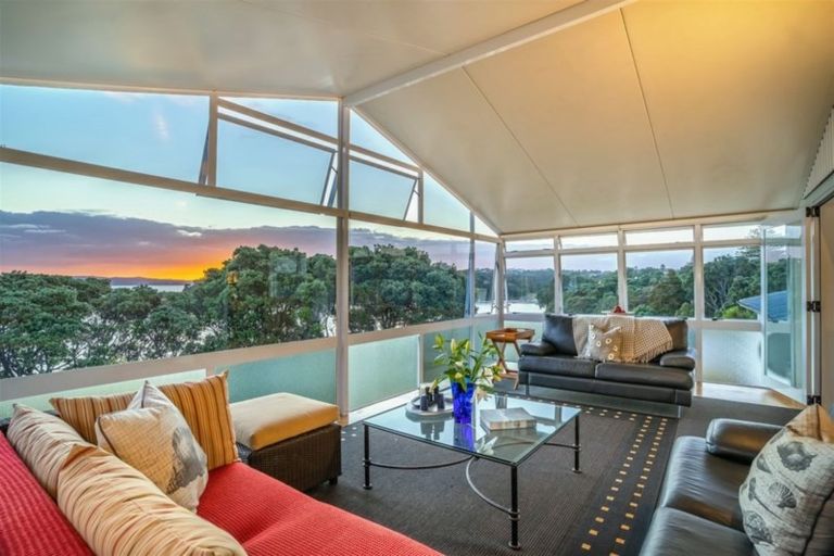 Photo of property in 2/98 Queen Street, Northcote Point, Auckland, 0627